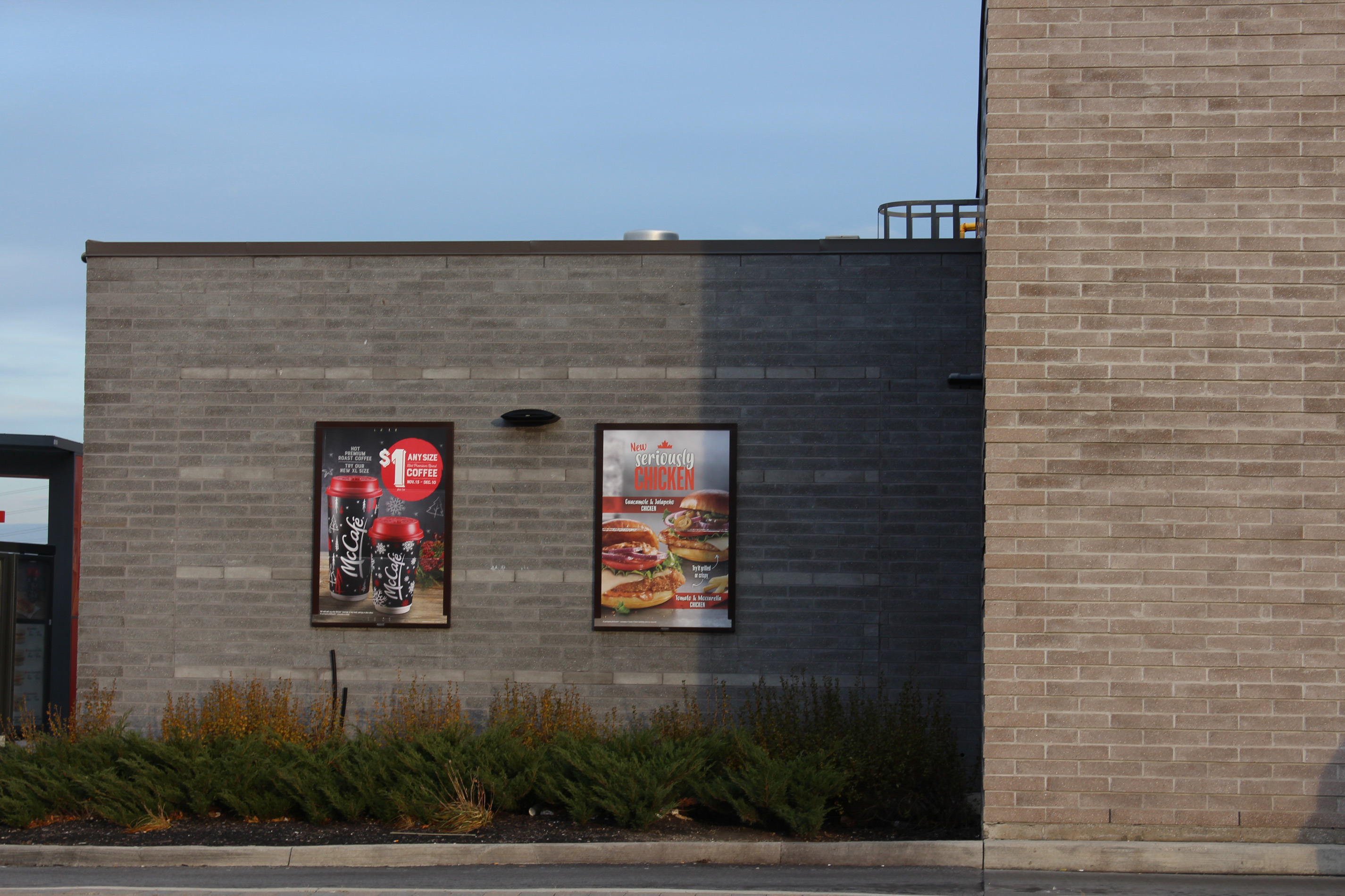 Drive-thru side shot of McDonald's building - Block colour Dover Grey / Diamond Black
