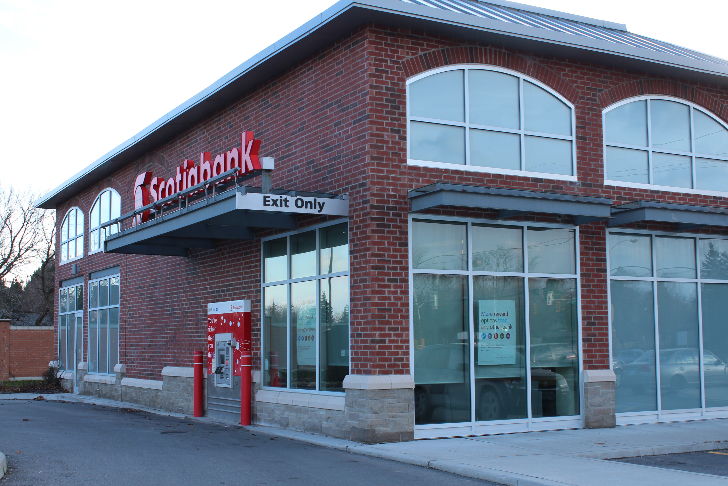 Angled side shot of Scotiabank building - Brick colour is Old School, Stone colour is Driftwood