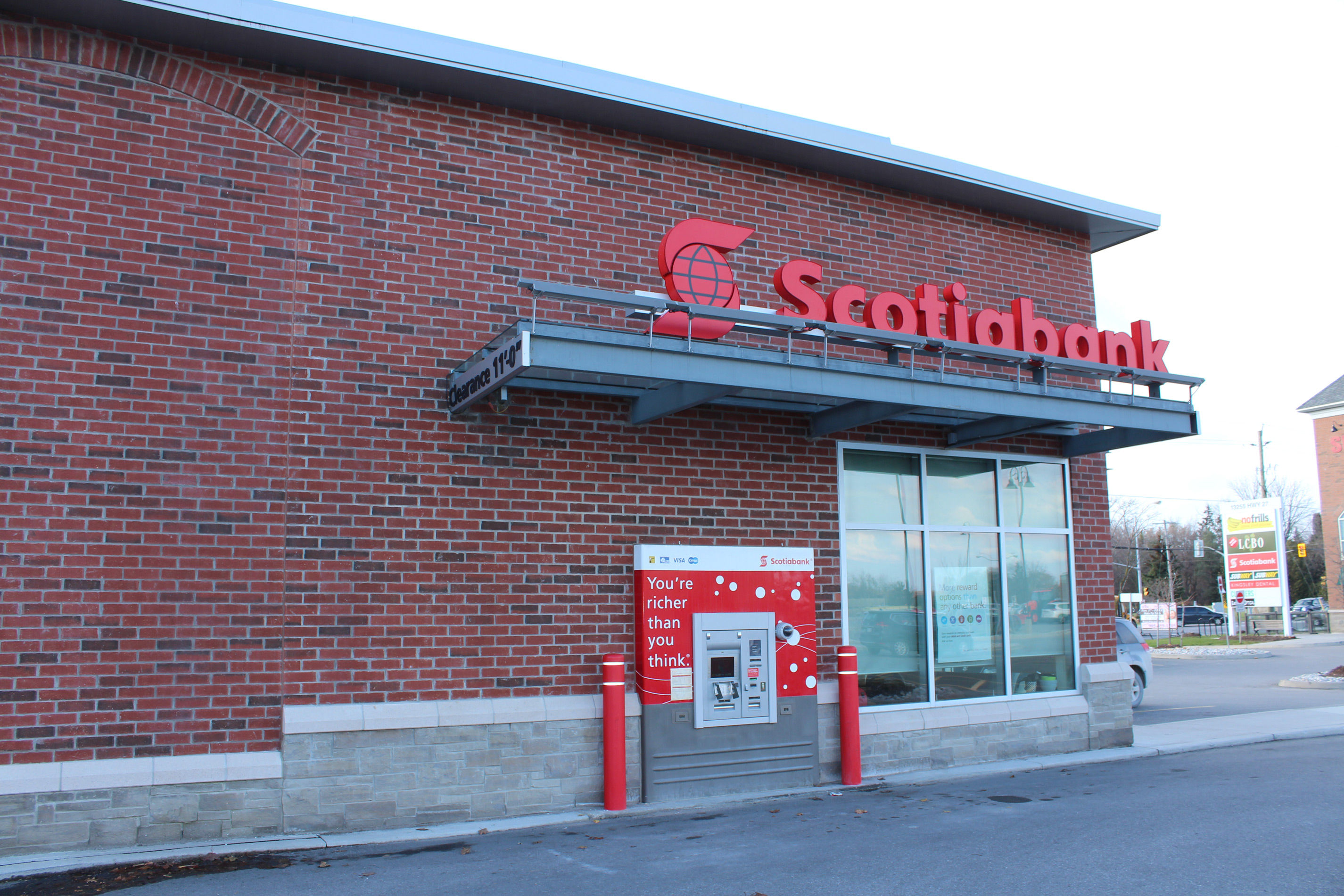 Drive-thru shot of Scotiabank building - Brick colour is Old School, Stone colour is Driftwood